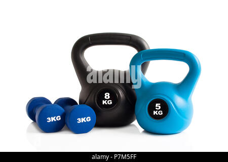 Palestra kettlebells e manubri isolato su uno sfondo bianco. Foto Stock