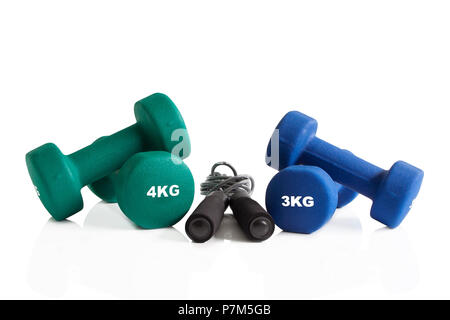 Il verde e il blu manubri con una corda da salto isolato su uno sfondo bianco. Foto Stock