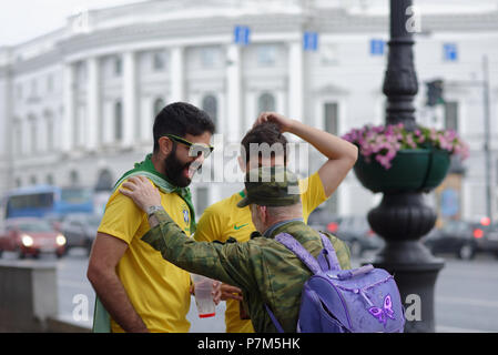 San Pietroburgo, Russia - Luglio 6, 2018: Locale vecchio uomo che parla con il calcio brasiliano fan sulla Nevsky avenue prima i quarti partita della coppa del mondo Foto Stock