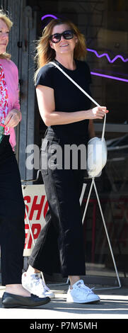 Ellen Pompeo e la figlia Stella Luna Pompeo Ivery andare su una data di gioco con gli amici con: Ellen Pompeo, Stella Luna Pompeo Ivery dove: Los Angeles, California, Stati Uniti quando: 06 giu 2018 Credit: WENN.com Foto Stock