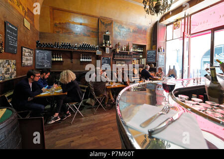 Francia, Haute Garonne, Toulouse, rue des Tourneurs, Au Pere Louis, uno dei più antichi winebar di Tolosa Foto Stock
