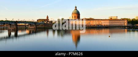 Francia, Haute Garonne, Toulouse, Garonne banche, Saint Pierre bridge, cupola di Saint Joseph de la tomba e ospedale St Nicolas Church Foto Stock