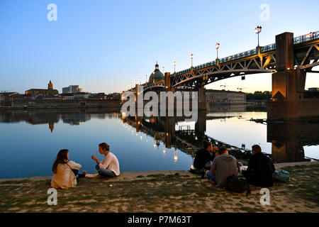 Francia, Haute Garonne, Toulouse, le rive della Garonna, Henri Martin Promenade, Saint Pierre Bridge e Catalani Bridge Foto Stock