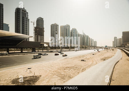 Skyline futuristica della Sheikh Zayed autostrada e dalla stazione della metropolitana, Dubai, Emirati Arabi Uniti. Foto Stock