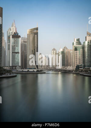 Panorama di grattacieli in Marina di Dubai, Emirati arabi uniti, una lunga esposizione Foto Stock