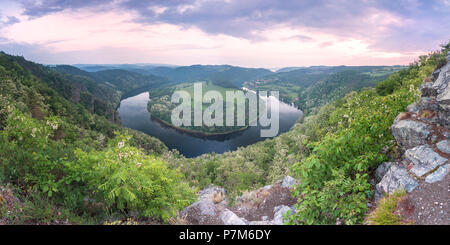 Podkova Solenicka, la ceca curva a ferro di cavallo sul fiume Vlatva, Solenice, Central Bohemia Repubblica Ceca Foto Stock