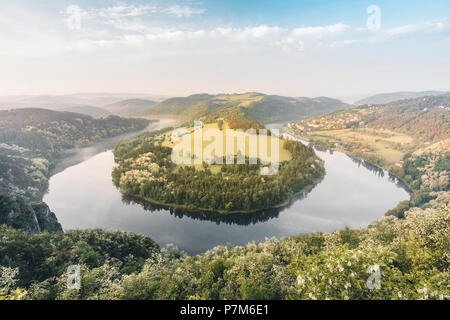 Podkova Solenicka, la ceca curva a ferro di cavallo sul fiume Vlatva, Solenice, Central Bohemia Repubblica Ceca Foto Stock