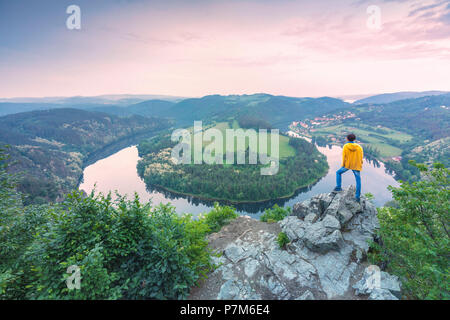 Podkova Solenicka, la ceca curva a ferro di cavallo sul fiume Vlatva, Solenice, Central Bohemia Repubblica Ceca Foto Stock