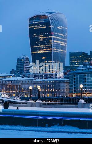 Inghilterra, Londra, Città di Londra, walkie talkie edificio e dello skyline della città nella neve Foto Stock