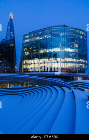 Inghilterra, Londra, Southwark, Londra London Bridge City, il convogliatore e più Londra Riverside uffici nella neve Foto Stock