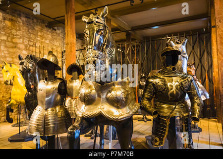 Inghilterra, Londra, Torre di Londra, la Torre Bianca, Display di armatura medievale per uomo e cavallo Foto Stock