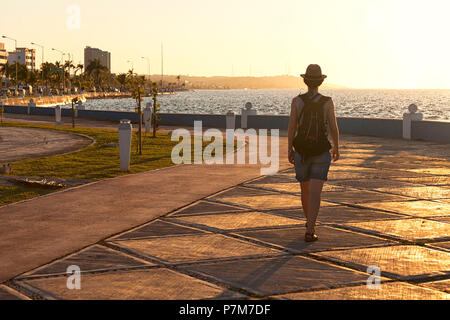 Un turista a piedi sul lungomare di Campeche al tramonto, San Francisco de Campeche, stato di Campeche, Messico. Foto Stock