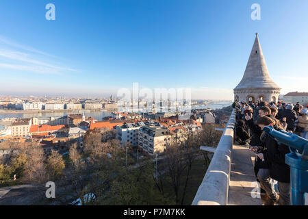 Le persone sulla terrazza del Bastione del Pescatore, Budapest, Ungheria Foto Stock