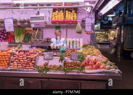 La frutta e la verdura, il Mercato della Boqueria, Ciudad Vieja, Barcellona, in Catalogna, Spagna Foto Stock