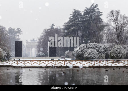 Nevicata nel Parco Sempione con Arco della Pace in background, Milano, Lombardia, Italia settentrionale, Italia, Foto Stock