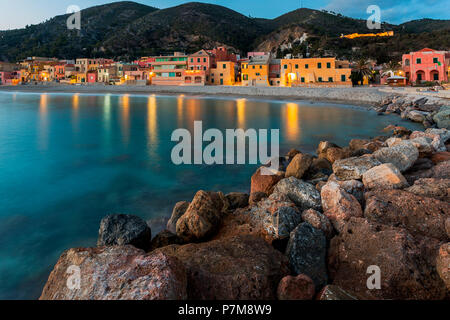 Case colorate sulla spiaggia, Varigotti village, Liguria, Italia Foto Stock