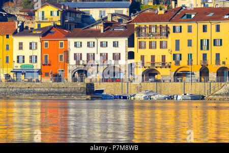 Case colorate di Domaso sono rispecchiati nel lago, Domaso, lago di Como, Lombardia, Italia, Europa Foto Stock