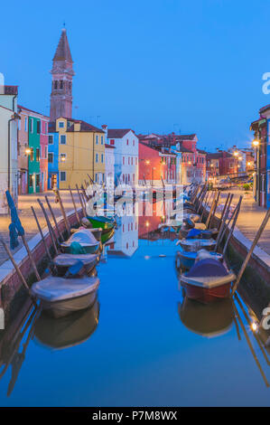 Canal e case colorate in serata sull isola di Burano Venezia Italia Foto Stock