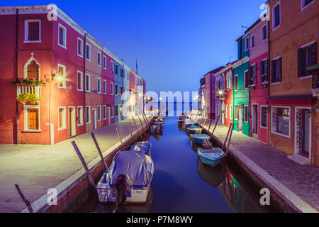 Canal e case colorate in serata sull isola di Burano Venezia Italia Foto Stock