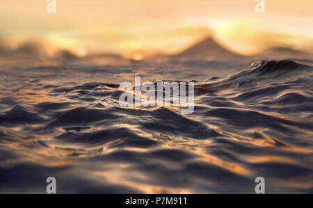 Le onde del mare, il tramonto e il Vulcano Mayon Foto Stock