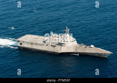 180628-N-BT947-1574 OCEANO PACIFICO (28 giugno 2018) - Un MQ-8C Fire Scout elicottero senza equipaggio conduce in corso le operazioni di sbarco con l'indipendenza-variante Littoral Combat Ship USS Coronado (LCS 4). Il fuoco nuovo Scout variante si prevede di distribuire con la LCS classe per fornire la ricognizione, consapevolezza situazionale e targeting di precisione il supporto. Il Coronado è lavorare con aria il test e la valutazione del squadron 1 (VX-1) per testare il nuovissimo Fire Scout elicottero senza equipaggio. Il Coronado è uno dei quattro test designato navi della classe LCS assegnato al programma Littoral Combat Ship uno squadrone. (U.S. Foto di Marina b Foto Stock