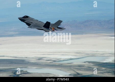 Lt. Gen Mark Kelly, XII Air Force Commander, manovre di un F-35 Lightning ll, dal 388 Fighter Wing, Hill Air Force Base in Utah, sulla Utah Test e campo di addestramento Luglio 3, 2018. Lt. Gen Kelly è stato il suo ultimo volo come comandante del XII Air Force. (U.S. Air Force foto di Airman 1. Classe Codie Trimble) Foto Stock