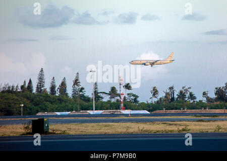 180703-O-N0842-4003 Pearl Harbor (Luglio 3, 2018) un Royal Australian Air Force P-8A Poseidon aeromobile si avvicina Joint Base Pearl Harbor-Hickam durante l'esercizio, Rim del Pacifico (RIMPAC), 3 luglio. Venticinque nazioni, 46 navi, cinque sommergibili, circa 200 aerei, e 25.000 personale partecipano RIMPAC dal 27 giugno al 2 agosto in e intorno alle Isole Hawaii e la California del Sud. Il più grande del mondo marittimo internazionale esercitazione RIMPAC offre una singolare opportunità di formazione promuovendo e sostenendo le relazioni cooperative tra i partecipanti sono fondamentali per garantire la saf Foto Stock