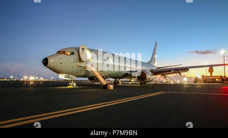 180703-O-N0842-4002 Pearl Harbor (Luglio 3, 2018) un Royal Australian Air Force P-8A Poseidon aerei sulla base oint Pearl Harbor-Hickam durante l'esercizio, Rim del Pacifico (RIMPAC), 3 luglio. Venticinque nazioni, 46 navi, cinque sommergibili, circa 200 aerei, e 25.000 personale partecipano RIMPAC dal 27 giugno al 2 agosto in e intorno alle Isole Hawaii e la California del Sud. Il più grande del mondo marittimo internazionale esercitazione RIMPAC offre una singolare opportunità di formazione promuovendo e sostenendo le relazioni cooperative tra i partecipanti sono fondamentali per garantire la sicurezza di Foto Stock