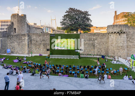 Grande Pubblico di Wimbledon lo schermo di visualizzazione in Westquay Esplanade lungo le mura della città vecchia di Southampton durante il mese di luglio 2018, Inghilterra, Regno Unito Foto Stock