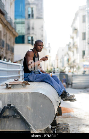 Un uomo cubano di prendere una pausa dal lavoro. Foto Stock
