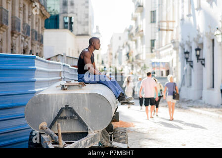 Un uomo cubano di prendere una pausa dal lavoro. Foto Stock
