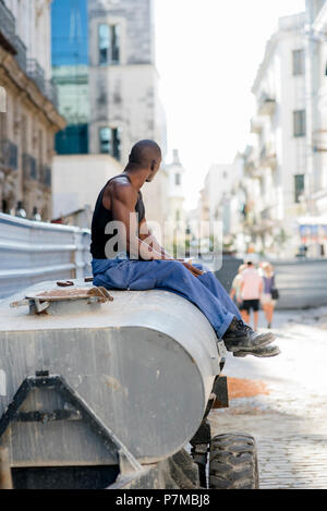 Un uomo cubano di prendere una pausa dal lavoro. Foto Stock