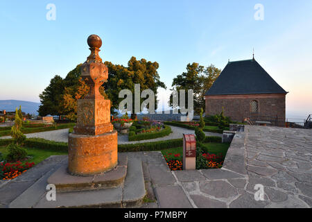 Francia, Bas Rhin, Mont St Odile, Sainte Odile convento, meridiana geografica con 24 volti e la Cappella degli Angeli Foto Stock