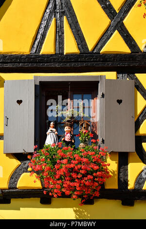 Francia, Haut Rhin, Alsazia strada del vino, Turckheim, Rue des Vignerons Foto Stock