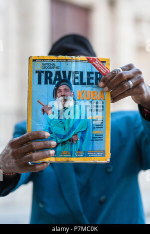 Un impeccabilmente vestito che fumare un sigaro gigante nelle strade di l'Avana, Cuba. Egli è stato presentato nel National Geographic Traveler anni fa. Foto Stock