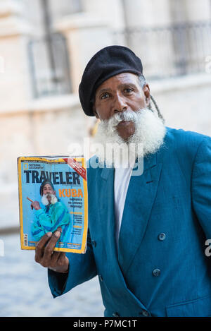 Un impeccabilmente vestito che fumare un sigaro gigante nelle strade di l'Avana, Cuba. Egli è stato presentato nel National Geographic Traveler anni fa. Foto Stock