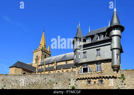 Francia, Manche, Cotentin, Granville, la città alta costruito su di un promontorio roccioso all'estrema punta orientale della baia di Mont Saint Michel e la Cattedrale di Notre Dame du Cap Lihou chiesa Foto Stock