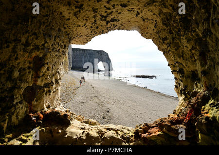 Francia, Seine Maritime, Pays de caux, Cote d'Alabastro (costa di alabastro), Etretat, l'Aval cliff, la Manneporte Foto Stock