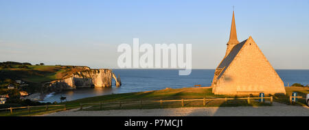 Francia, Seine Maritime, Pays de caux, alabastro Costa, Etretat, Notre Dame de la Garde cappella, protettore dei pescatori, arroccato sulla scogliera Amont e Aval cliff in background Foto Stock