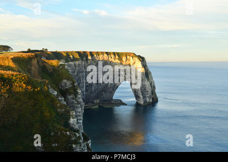 Francia, Seine Maritime, Pays de caux, Cote d'Alabastro (costa di alabastro), Etretat, l'Aval cliff, la Manneporte Foto Stock