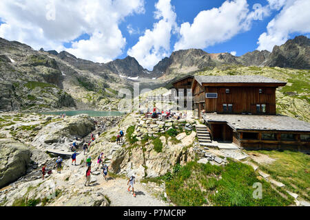 Francia, Haute Savoie, Chamonix Mont Blanc, Lac Blanc e il rifugio del Lac Blanc (2352m) nella riserva naturelle nationale des Aiguilles Rouges (Aiguilles Rouges riserva naturale nazionale) Foto Stock