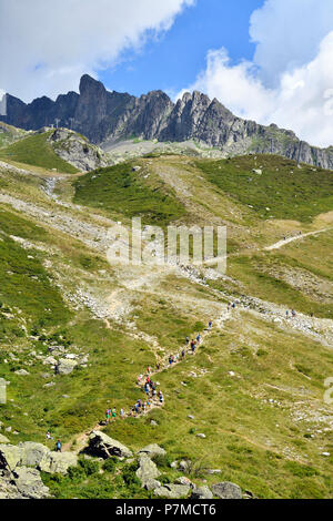 Francia, Haute Savoie, Chamonix Mont Blanc, escursione verso il Lac Blanc (lago bianco) (2352m) nella riserva naturelle nationale des Aiguilles Rouges (Aiguilles Rouges riserva naturale nazionale) Foto Stock