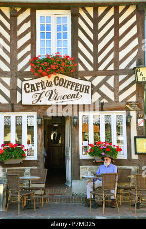 Francia, Calvados, Pays d'Auge, Beuvron-en-Auge, etichettati Les Plus Beaux Villages de France (i più bei villaggi di Francia), il Cafe du Coiffeur Foto Stock