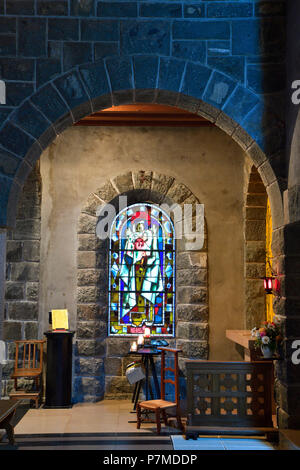 Francia, Haute Savoie, plateau d'Assy, Passy, Notre Dame de Toute grazia chiesa Sainte Therese vetro macchiato da Couturier Foto Stock