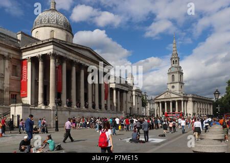 La National Gallery e San Martino in Campo chiesa della città di Westminster, Londra, Inghilterra come si vede da Trafalgar Square sulla luminosa giornata di sole. Foto Stock