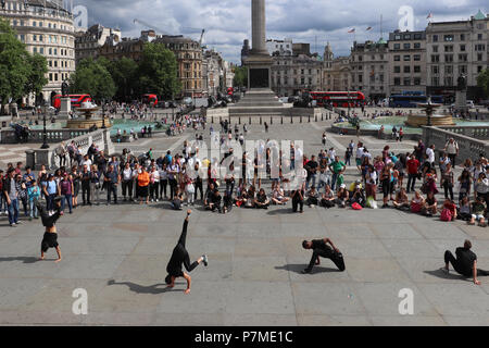 Quattro artisti sulla terrazza pedonale di fronte alla National Gallery di Trafalgar Square, Londra, Inghilterra, prima di una folla di spettatori nella giornata di sole. Foto Stock