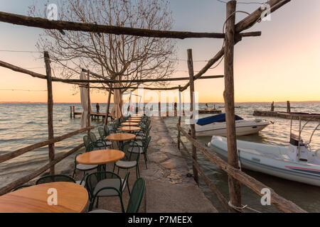 Il ristorante sul lago di Punta San Vigilio sulla sponda orientale del Lago di Garda, provincia di Verona, Veneto, Italia, Foto Stock