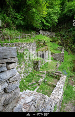 Vista delle rovine di vecchi mulini del fiume Breggia. Breggia gole, Valle di Muggio, distretto di Mendrisio, Canton Ticino, Svizzera. Foto Stock