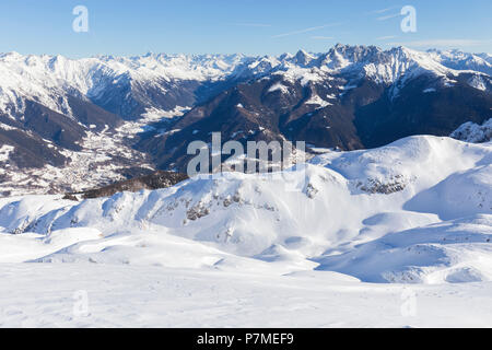 Vista di Borno e l' Altopiano del Sole' da un sentiero sotto la parete nord della Presolana, Val di Scalve, distretto di Bergamo, Lombardia, Italia, Europa meridionale, Foto Stock