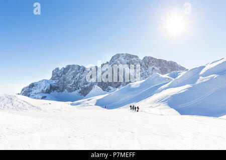 Le persone con le racchette da neve su un sentiero per la parete nord della Presolana, Val di Scalve, distretto di Bergamo, Lombardia, Italia, Europa meridionale, Foto Stock